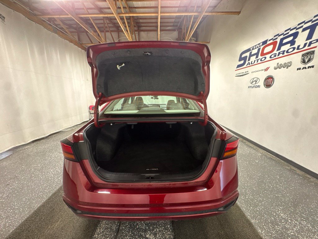 Used 2025 Nissan Altima 2.5 SV FWD image 12