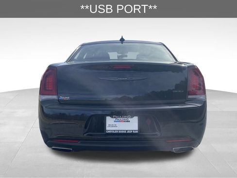 Used 2022 Chrysler 300 Touring L image 7