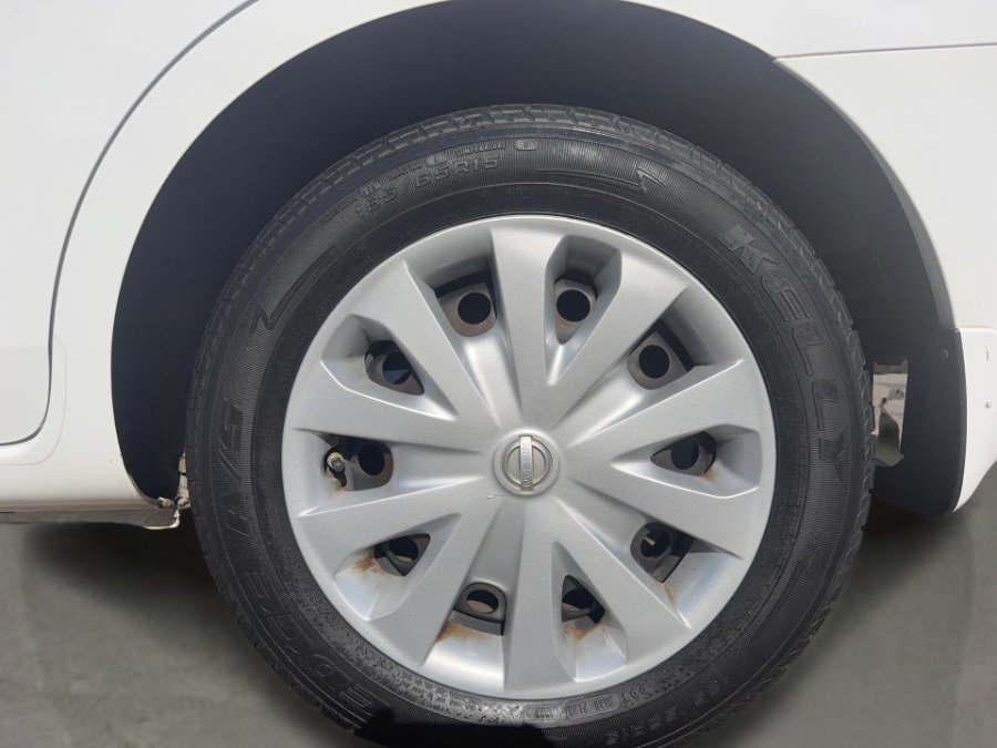 Used 2012 Nissan Versa SV FWD image 22