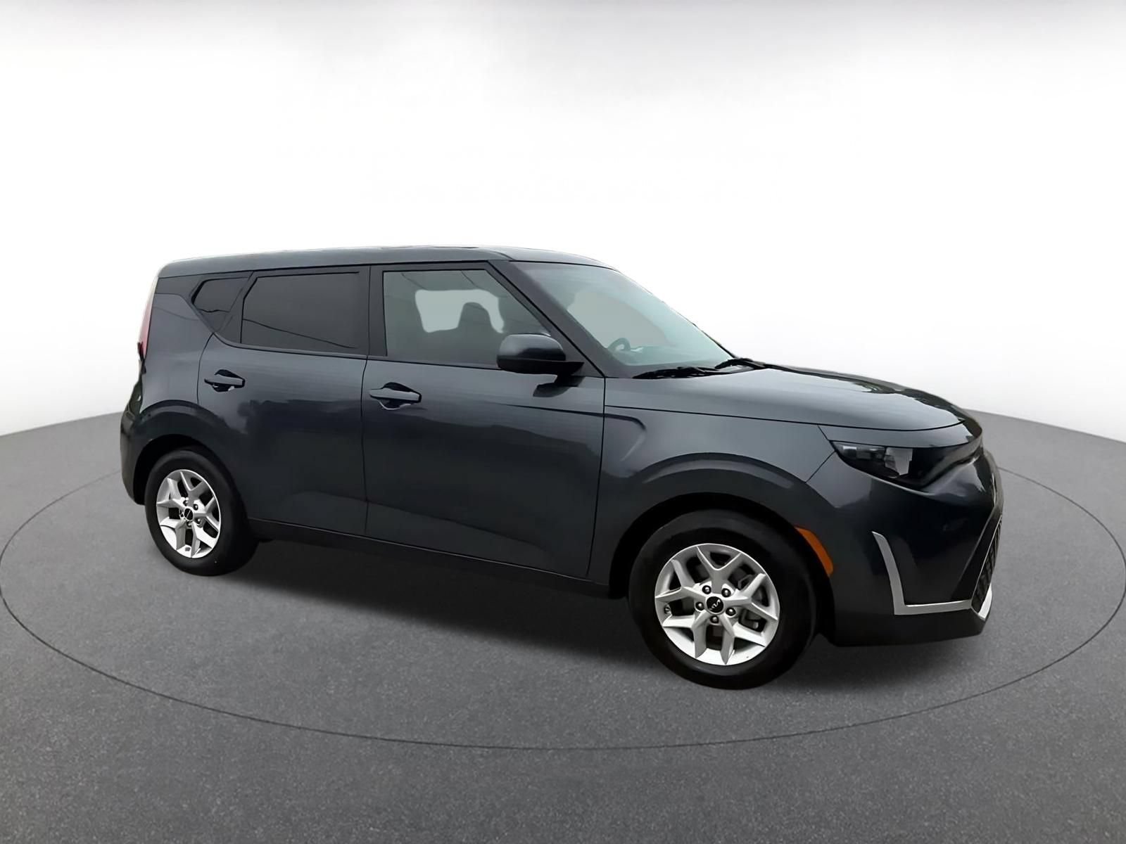 Used 2025 Kia Soul LX w/ LX Technology Package FWD image 2