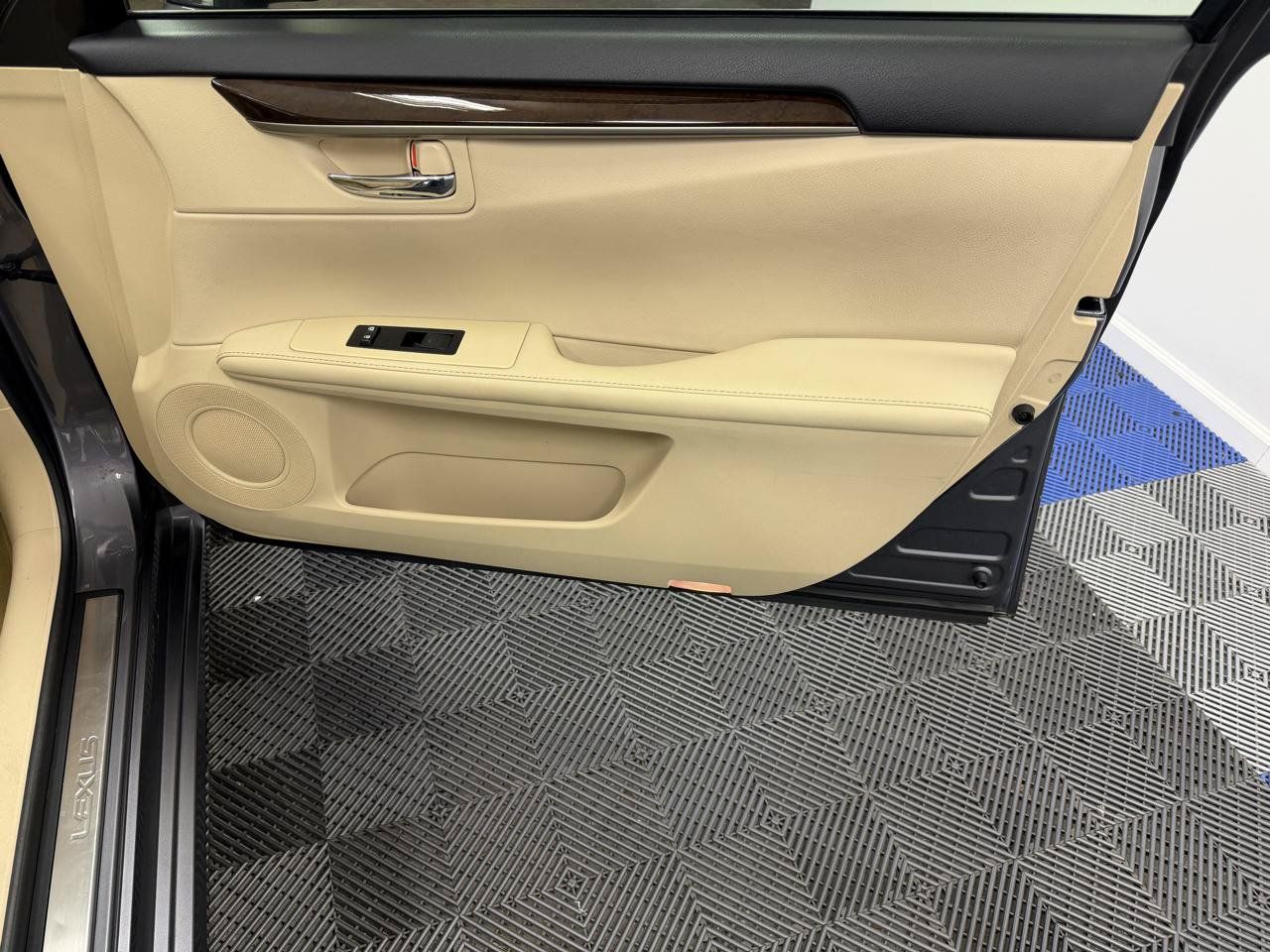 Used 2014 Lexus ES 350 w/ Luxury Package FWD image 14