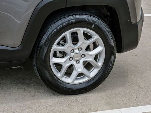Used 2018 Jeep Renegade Latitude FWD image 59