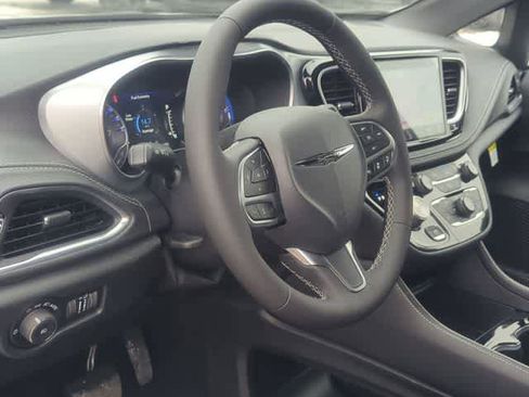 New 2026 Chrysler Pacifica Limited image 10