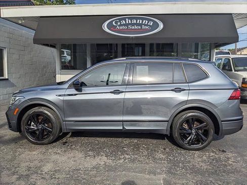Used 2023 Volkswagen Tiguan SE R-Line AWD/4WD image 2