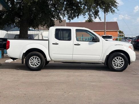 Used 2018 Nissan Frontier SV AWD/4WD image 2