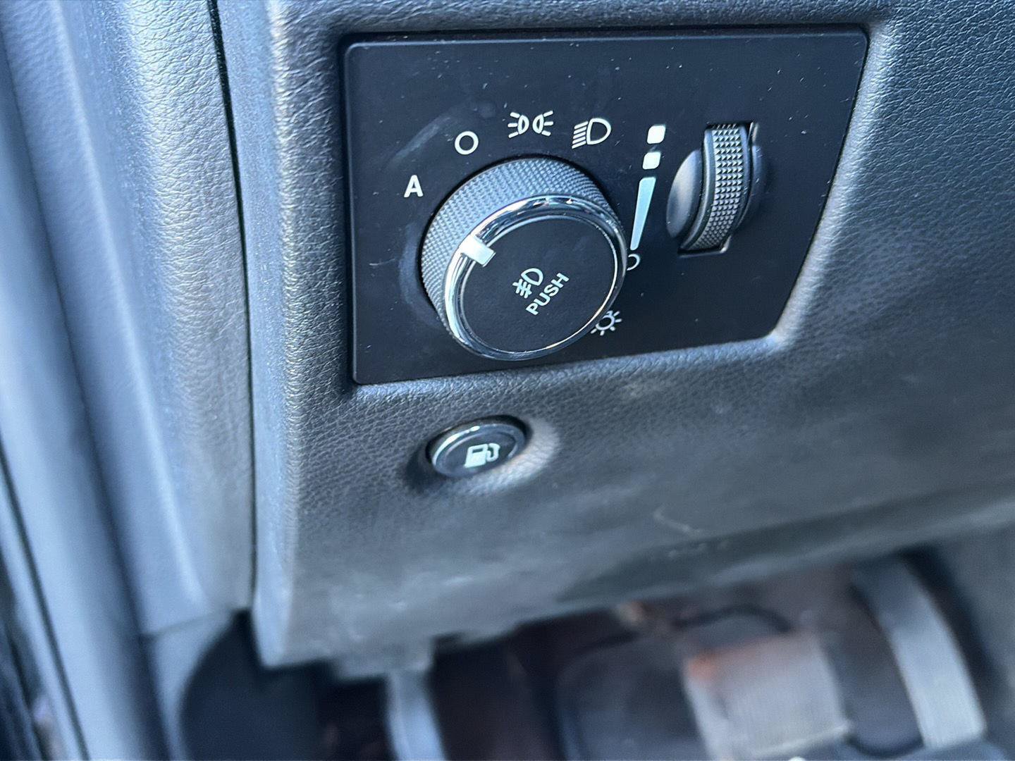 Used 2019 Jeep Grand Cherokee Altitude AWD/4WD image 9