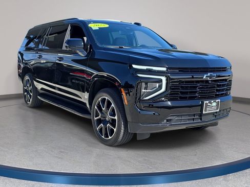Used 2025 Chevrolet Suburban RST w/ Comfort Package AWD/4WD image 4