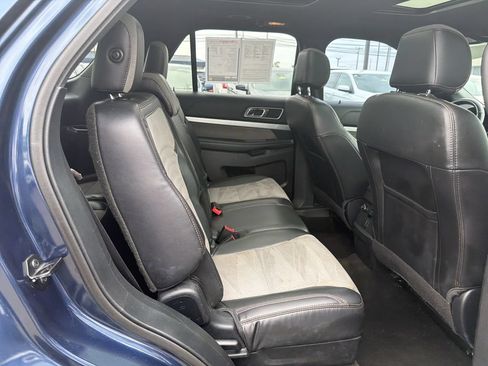 Used 2017 Ford Explorer XLT w/ Equipment Group 202A AWD/4WD image 17