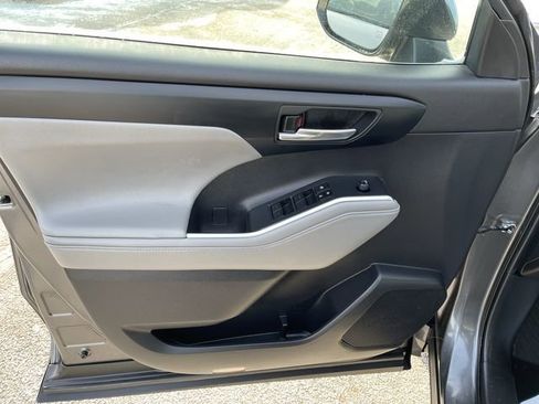 Certified 2022 Toyota Highlander XLE image 12