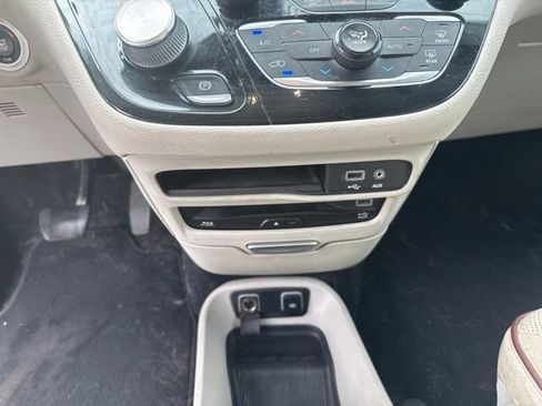 Used 2017 Chrysler Pacifica Limited FWD image 21