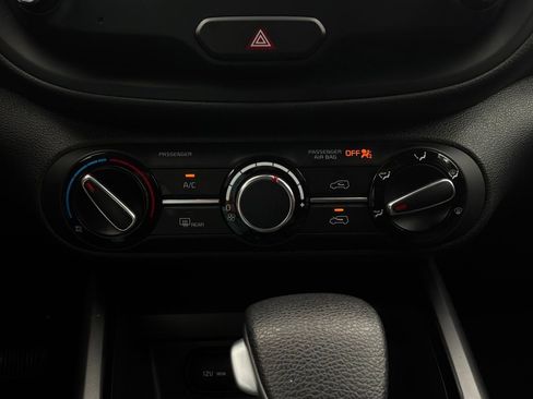 Used 2025 Kia Soul LX w/ LX Technology Package FWD image 25