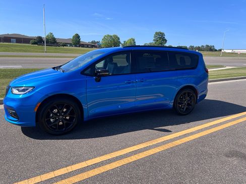 New 2026 Chrysler Pacifica Select w/ S Appearance Package image 7