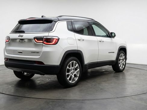 Used 2025 Jeep Compass Limited image 9