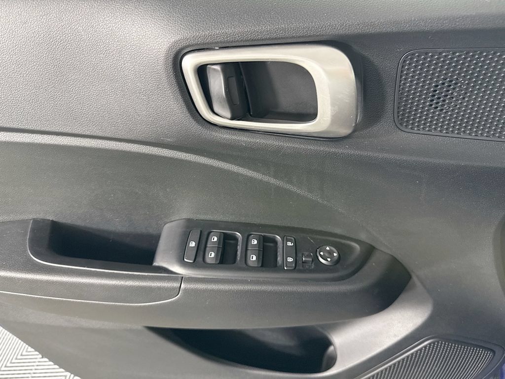 Used 2023 Hyundai Venue SEL FWD image 23