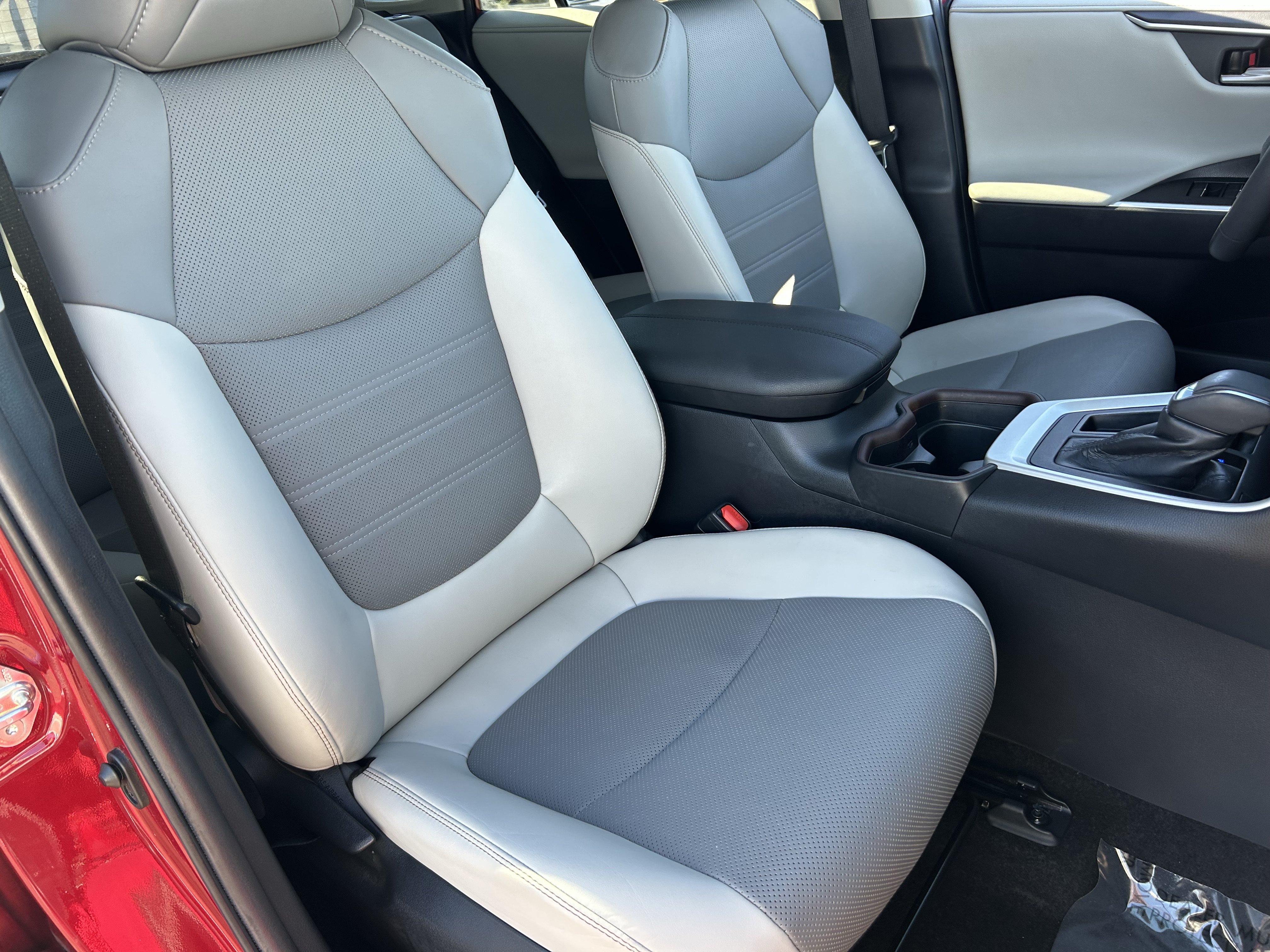 Used 2019 Toyota RAV4 Limited w/ Cold Weather Package FWD image 9