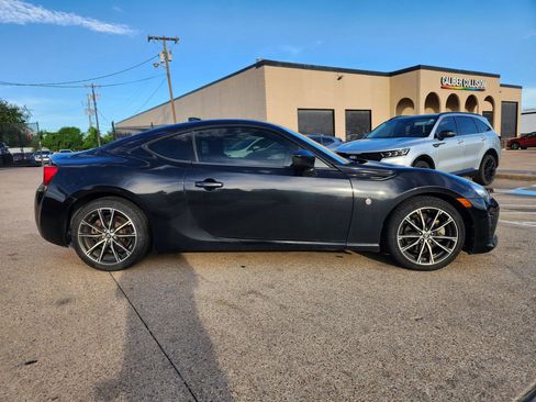 Used 2017 Toyota 86 RWD image 4