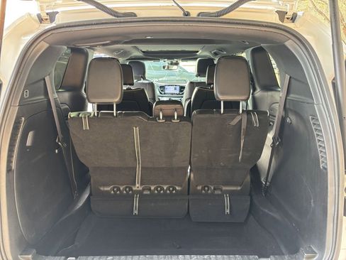 Used 2025 Chrysler Pacifica Limited image 32