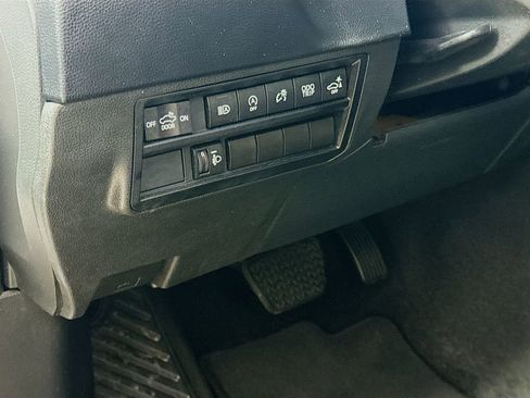 Used 2022 Toyota Tundra SR5 w/ SR5 Convenience Package AWD/4WD image 11