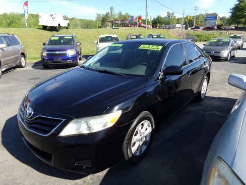 Used 2011 Toyota Camry LE image 2