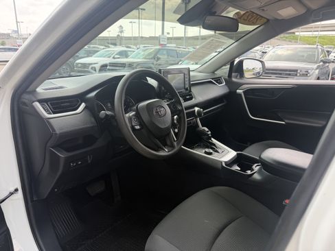 Used 2021 Toyota RAV4 LE AWD/4WD image 30