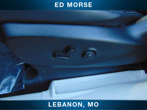 Used 2024 Chrysler Pacifica Touring-L image 18