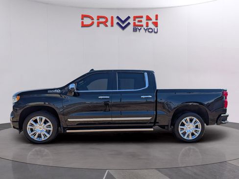Used 2025 Chevrolet Silverado 1500 High Country w/ Technology Package AWD/4WD image 2