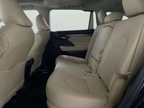 Used 2024 Toyota Highlander Limited AWD/4WD image 19