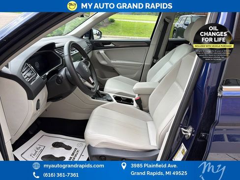 Used 2022 Volkswagen Tiguan SE AWD/4WD image 9