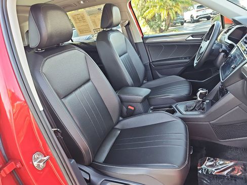 Used 2024 Volkswagen Tiguan SE w/ Panoramic Sunroof Package image 10