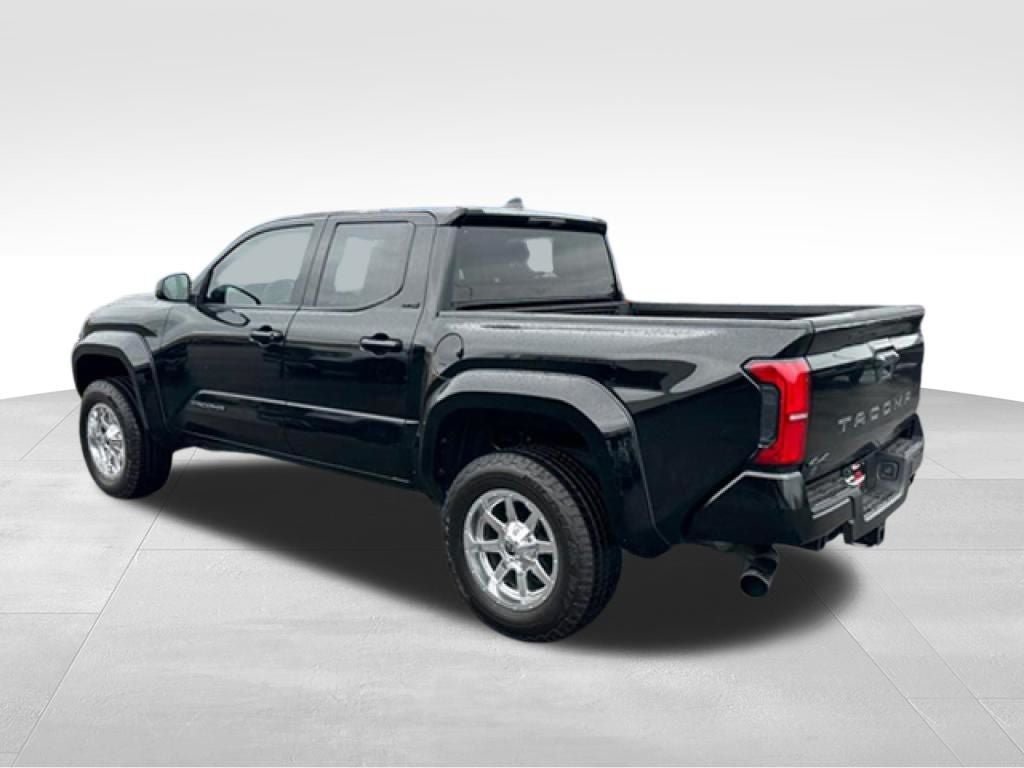 Used 2025 Toyota Tacoma SR5 AWD/4WD image 5