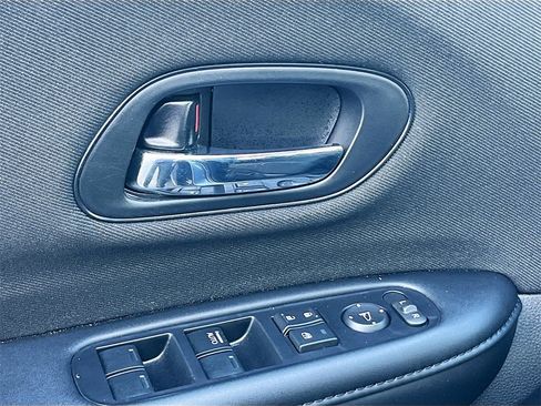 Used 2021 Honda HR-V LX image 17