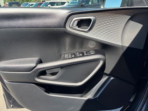 Used 2025 Kia Soul LX w/ LX Technology Package FWD image 18