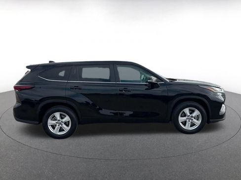 Used 2025 Toyota Highlander LE image 16