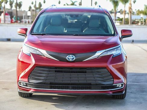 Used 2023 Toyota Sienna XLE image 3