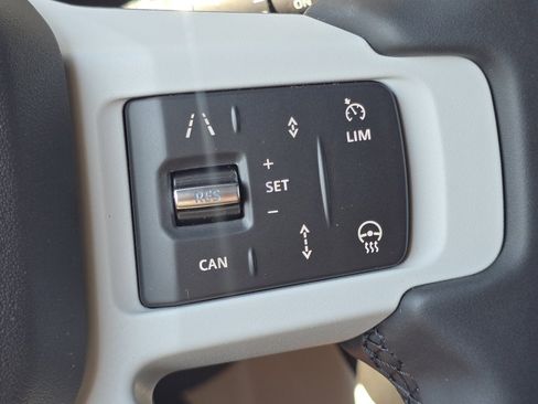 Used 2025 Land Rover Defender 110 X-Dynamic SE image 17