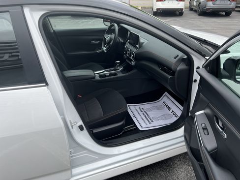 Used 2023 Nissan Sentra SR w/ Midnight Edition Package FWD image 11