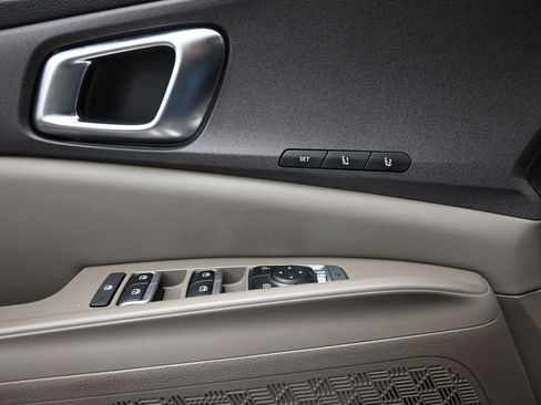 Used 2026 Kia Carnival EX image 18