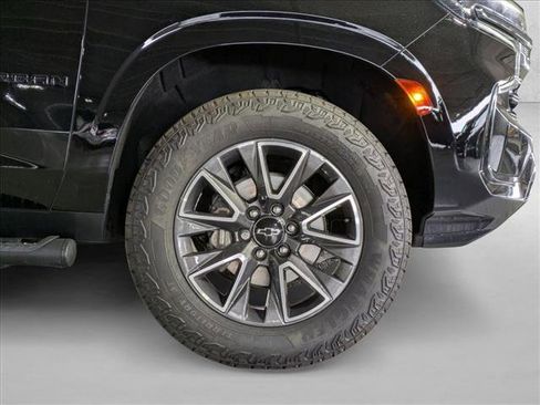 Used 2022 Chevrolet Suburban Z71 w/ Luxury Package AWD/4WD image 24