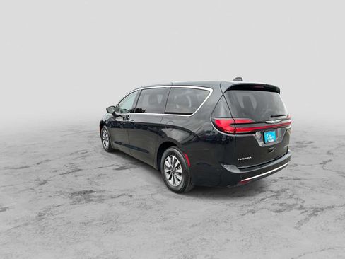 Certified 2023 Chrysler Pacifica Touring-L image 6