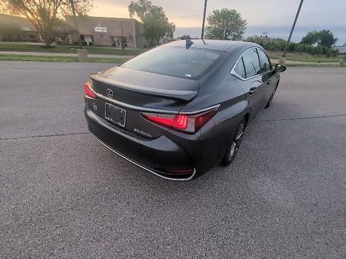 Certified 2025 Lexus ES 300h Ultra Luxury w/ Accessory Package (Z1) image 5