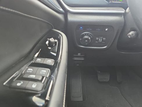 Used 2022 Jeep Grand Cherokee Overland w/ Luxury Tech Group IV AWD/4WD image 23