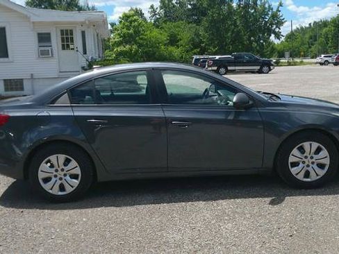 Used 2013 Chevrolet Cruze LS FWD image 3