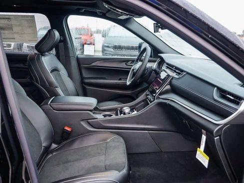 New 2025 Jeep Grand Cherokee L Altitude image 18