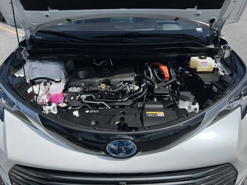 Used 2024 Toyota Sienna Platinum image 37