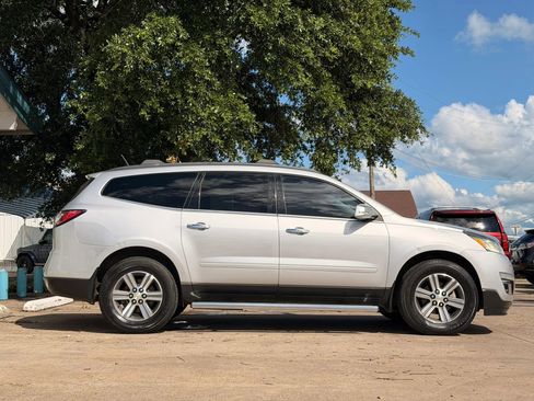 Used 2017 Chevrolet Traverse LT FWD image 2