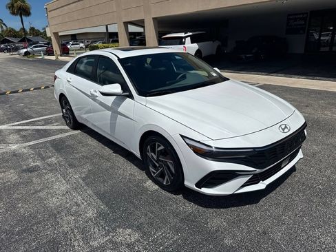 Certified 2025 Hyundai Elantra SEL FWD image 13