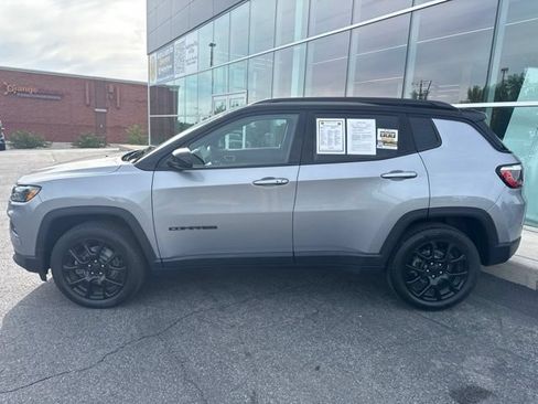 Used 2022 Jeep Compass Latitude w/ Convenience Group AWD/4WD image 3