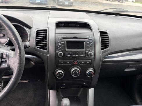 Used 2011 Kia Sorento LX w/ Convenience Pkg image 12