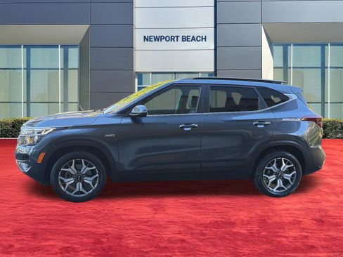 Used 2021 Kia Seltos EX image 2