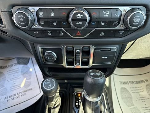 Used 2025 Jeep Wrangler Sahara image 22